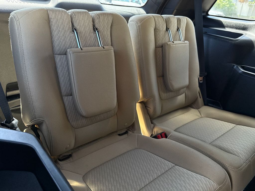 2017 Ford Explorer Base photo 21