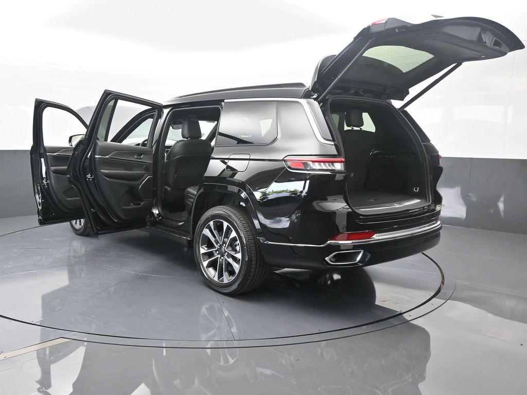 New 2025 Diamond Black Crystal Pearlcoat Jeep Overland image 73