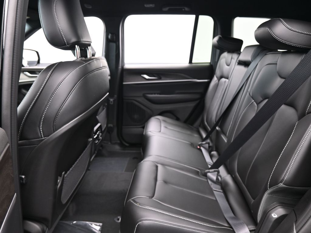Used 2025 Diamond Black Crystal Pearlcoat Jeep Limited image 23