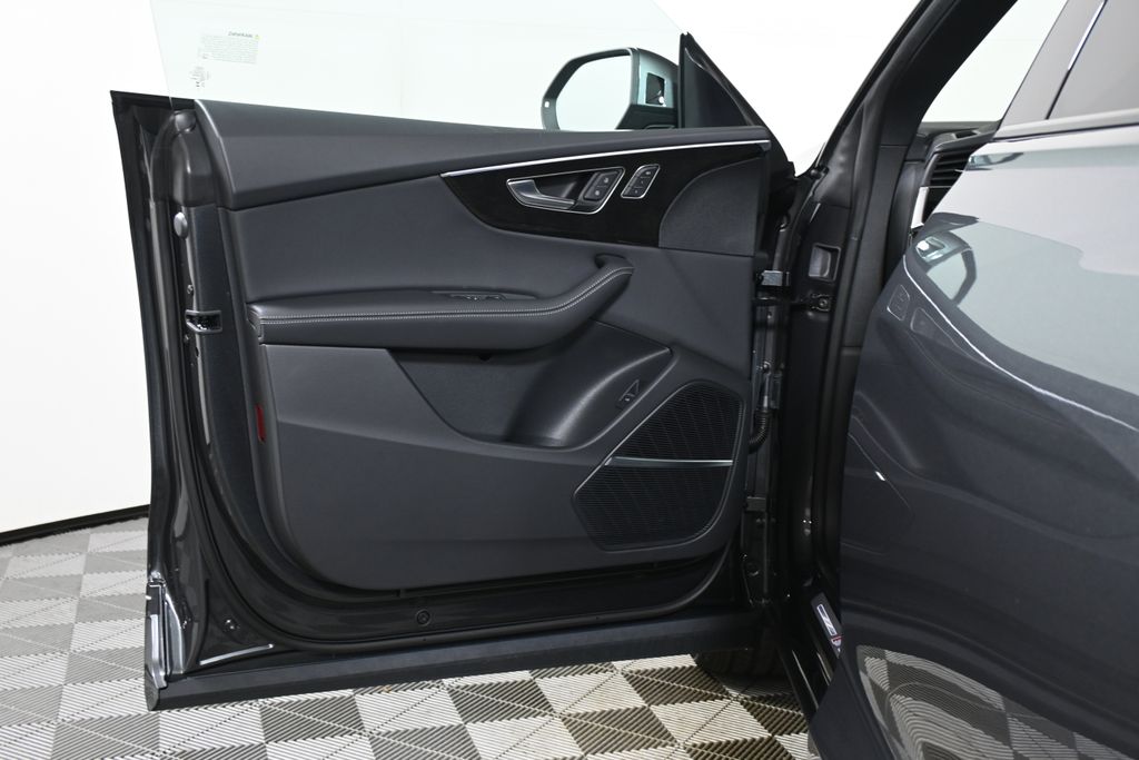 Thumbnail: 2026 Audi Q8 - 23