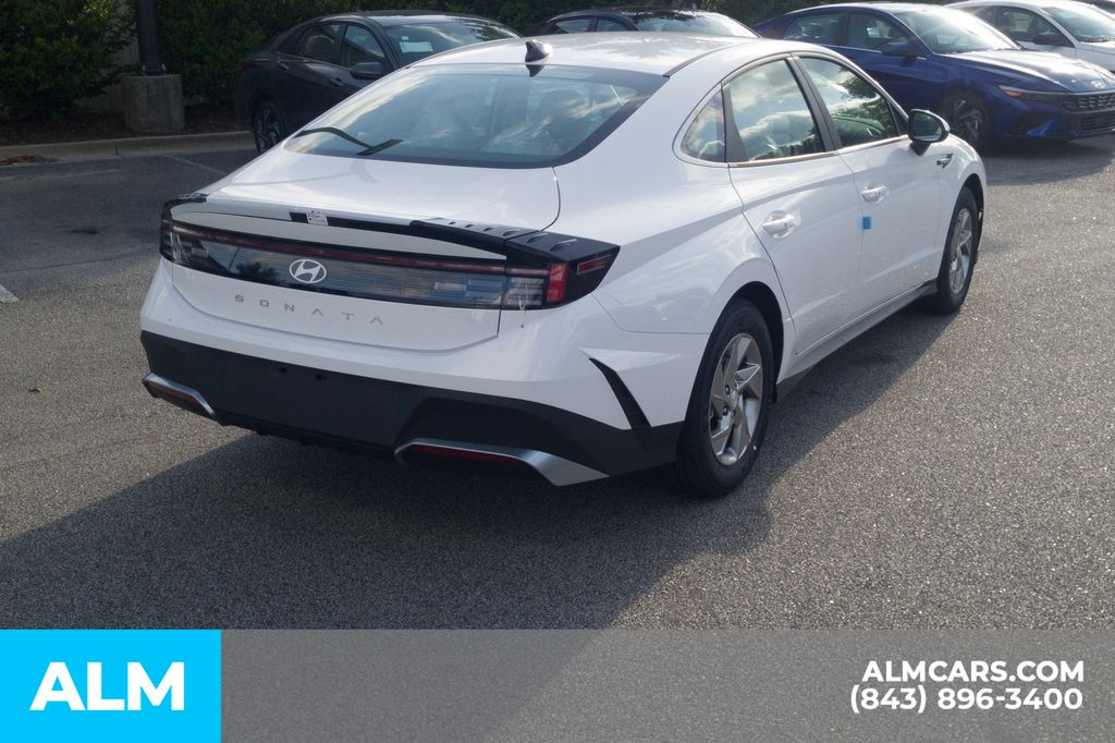 Used 2025 White Hyundai SE image 5