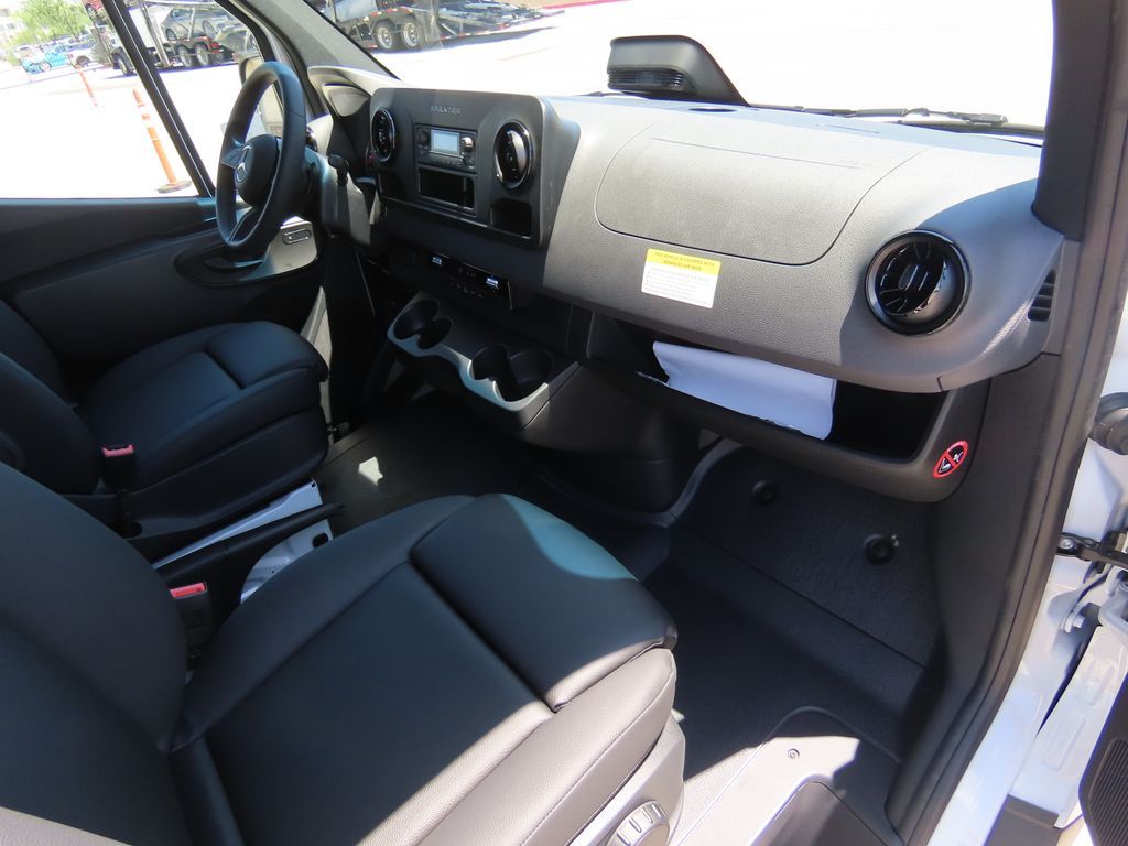 Thumbnail: 2025 Mercedes-Benz Sprinter - 17