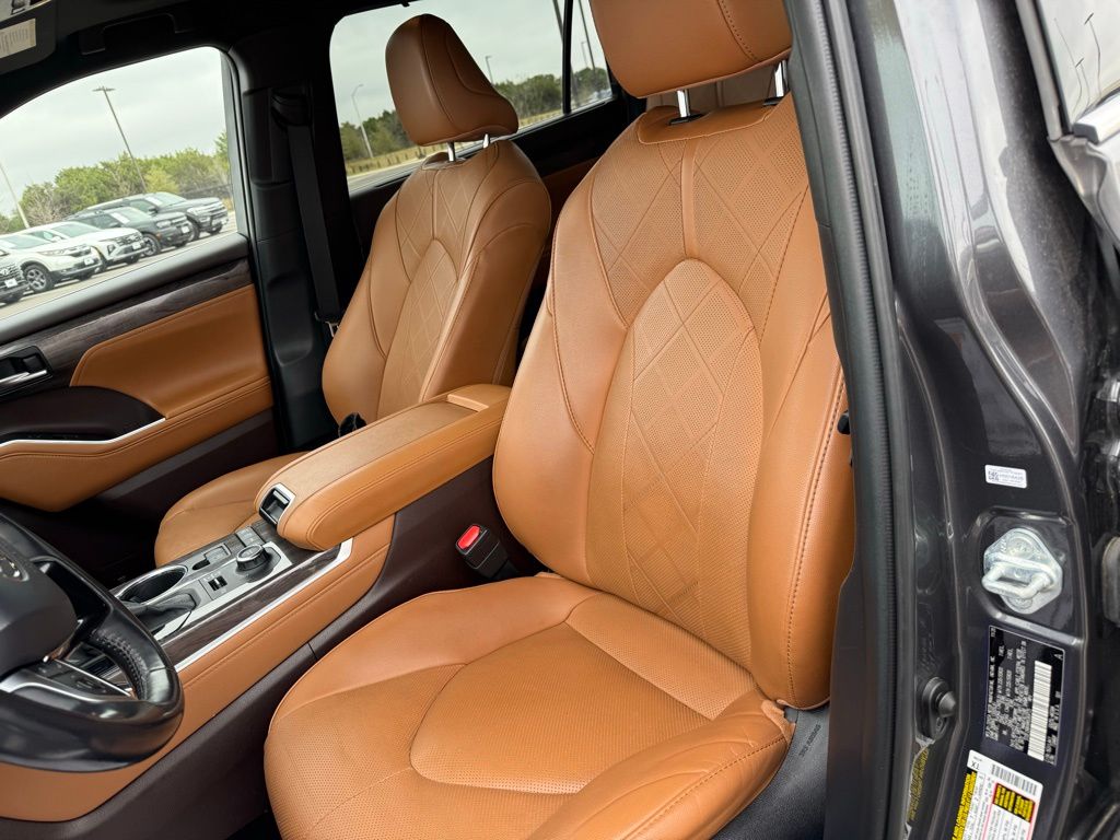 Thumbnail: 2021 Toyota Highlander - 14