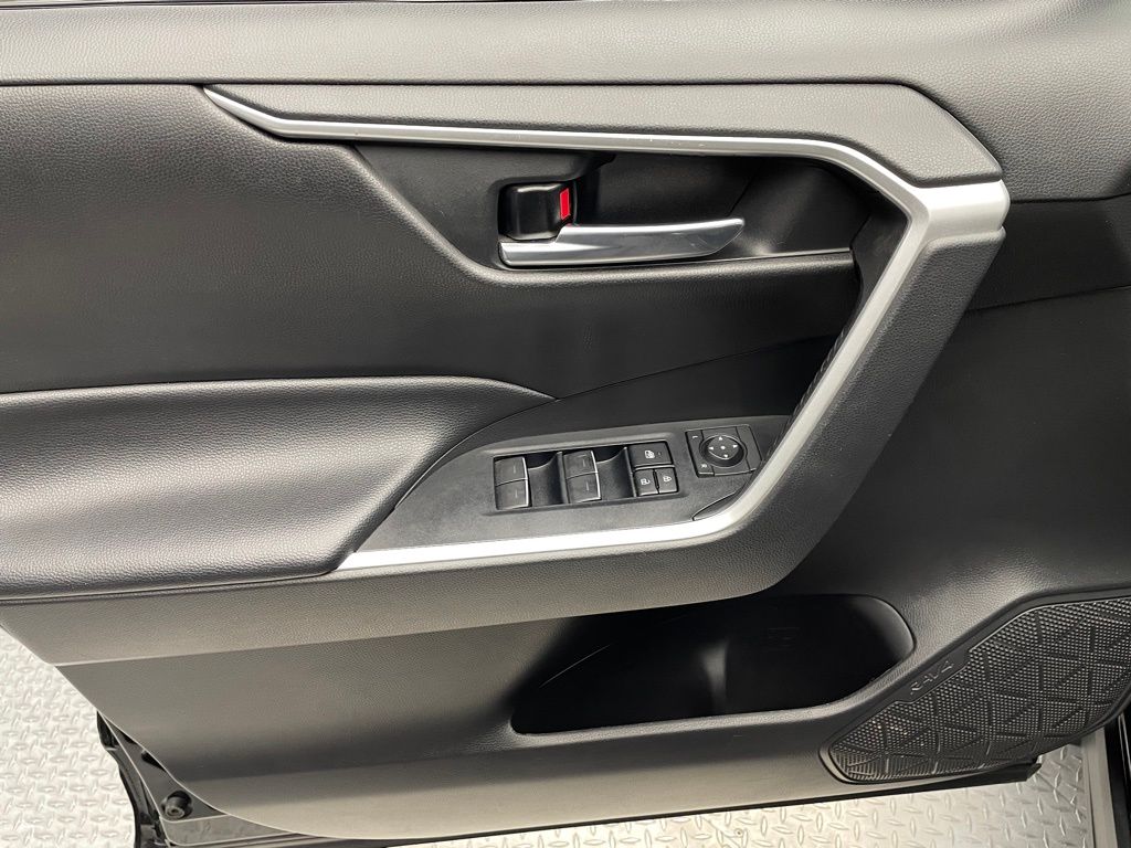 Thumbnail: 2022 Toyota RAV4 - 9