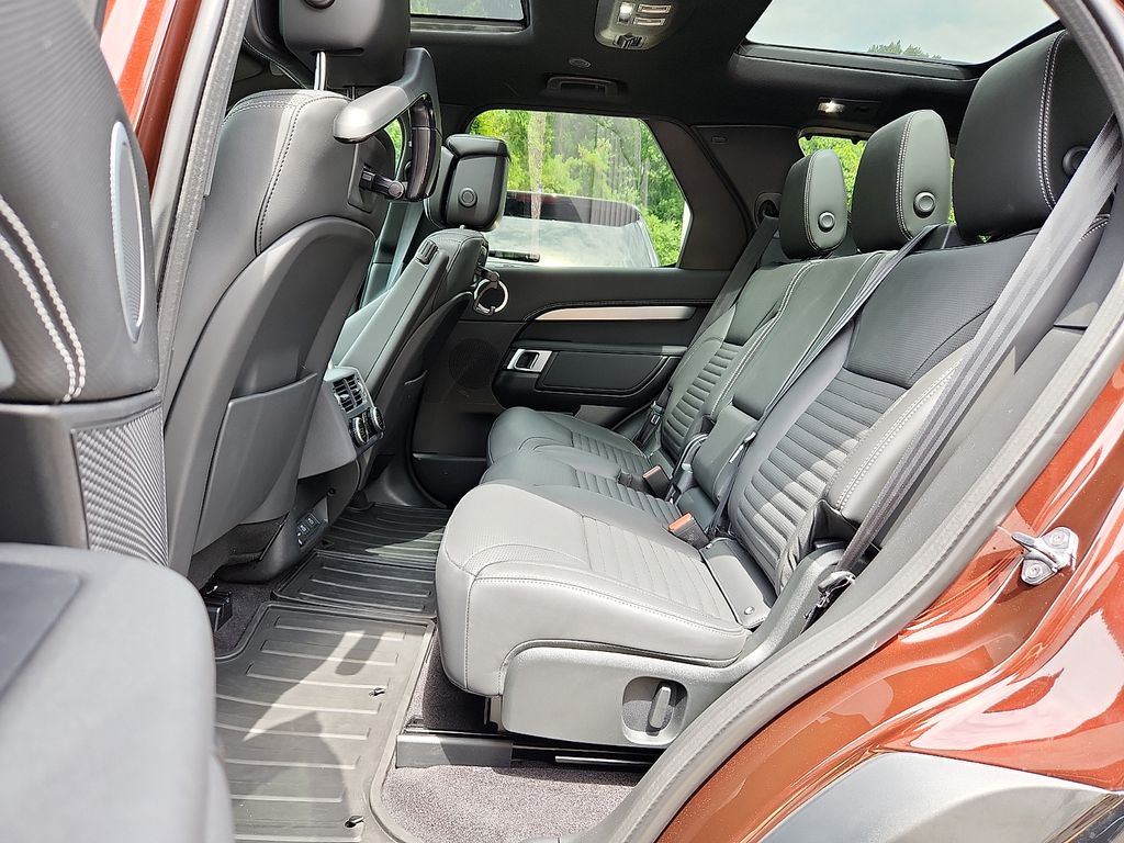Thumbnail: 2026 Land Rover Discovery - 10