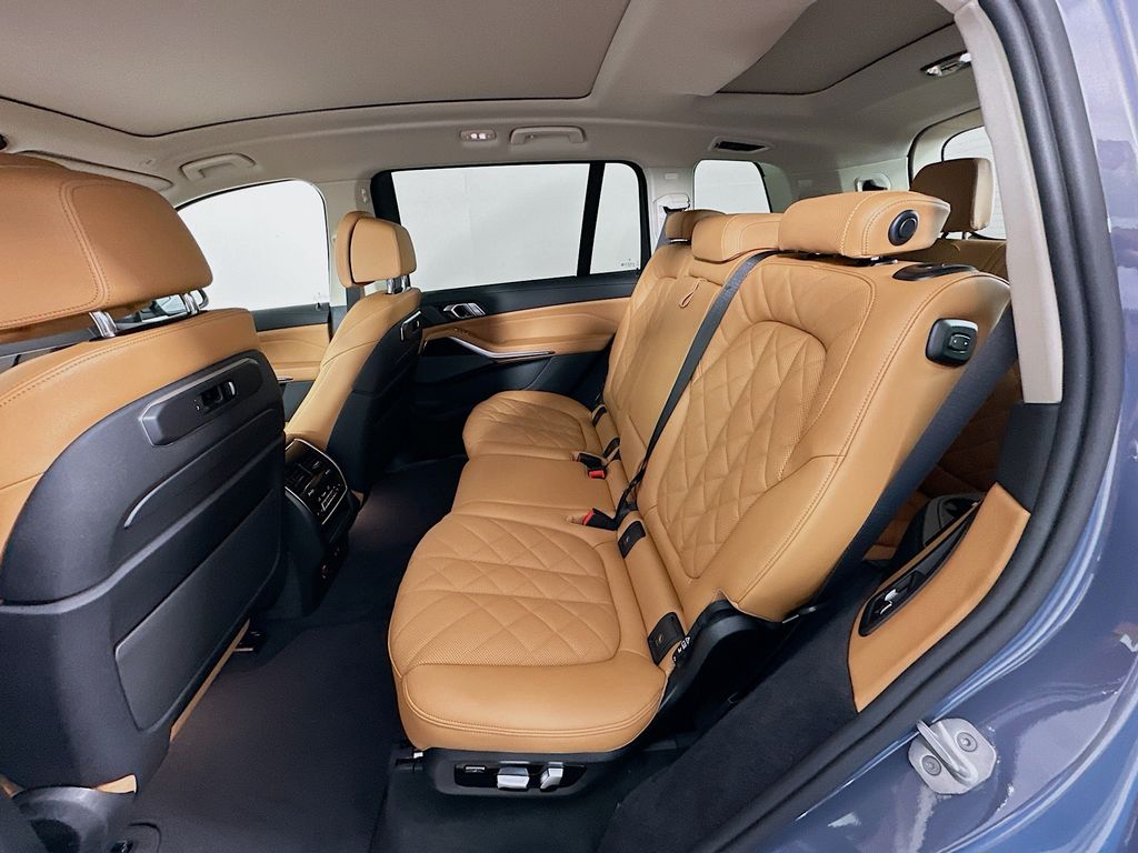 Thumbnail: 2026 BMW X7 - 17