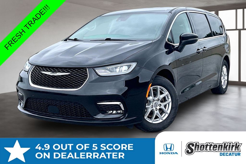 2023 Chrysler Pacifica Touring L's photo