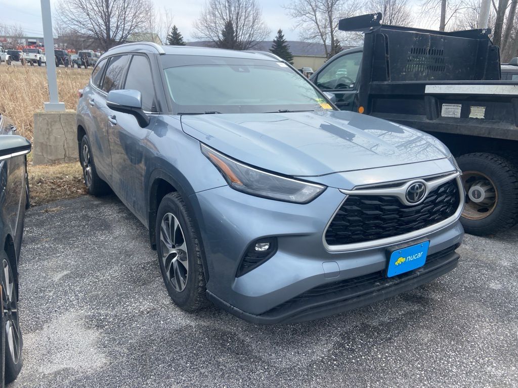 Moon Dust 2022 Toyota Highlander XLE AWD SUV / Crossover All-Wheel Drive 8-Speed Automatic