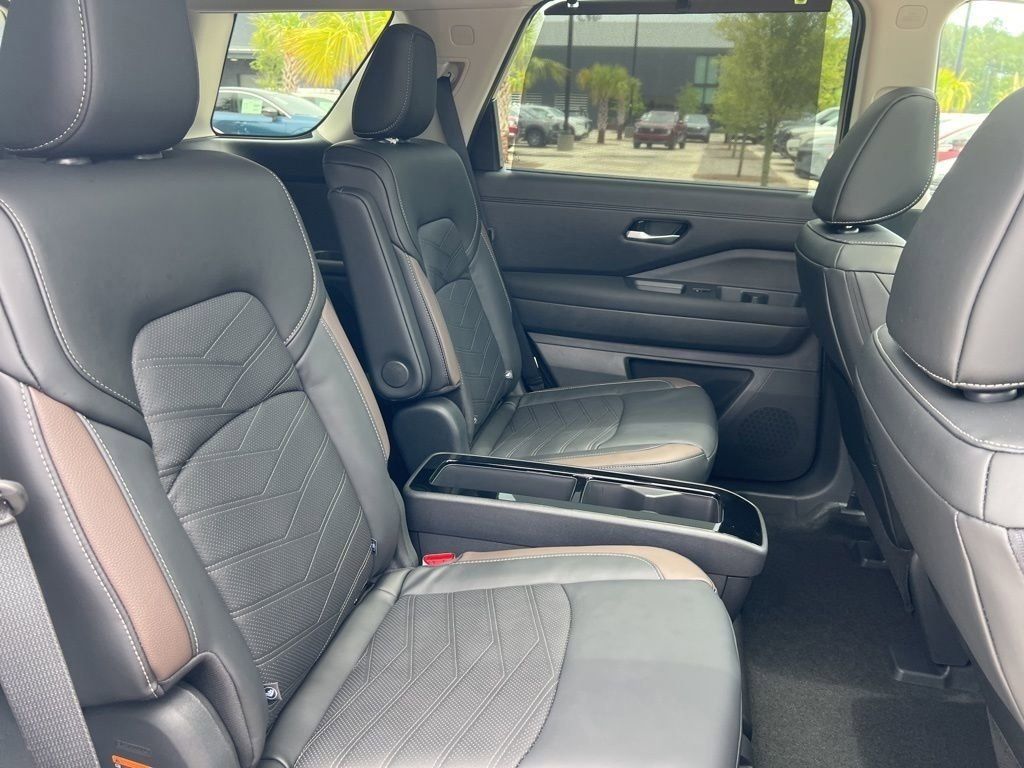 2025 Everest White Pearl Tricoat Nissan Pathfinder Platinum 4X4 SUV