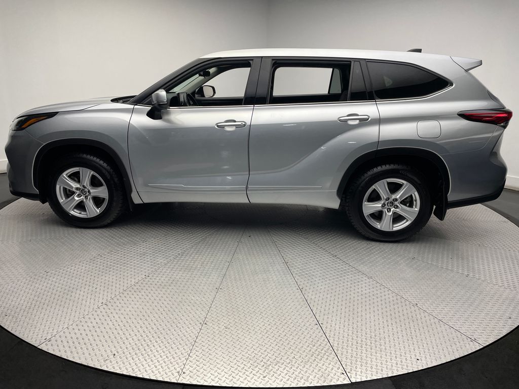 2022 Toyota Highlander LE 8