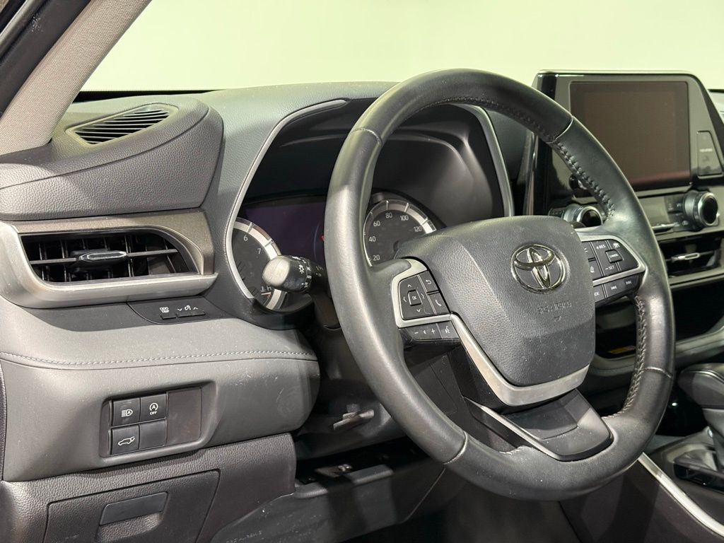 Thumbnail: 2023 Toyota Highlander - 17