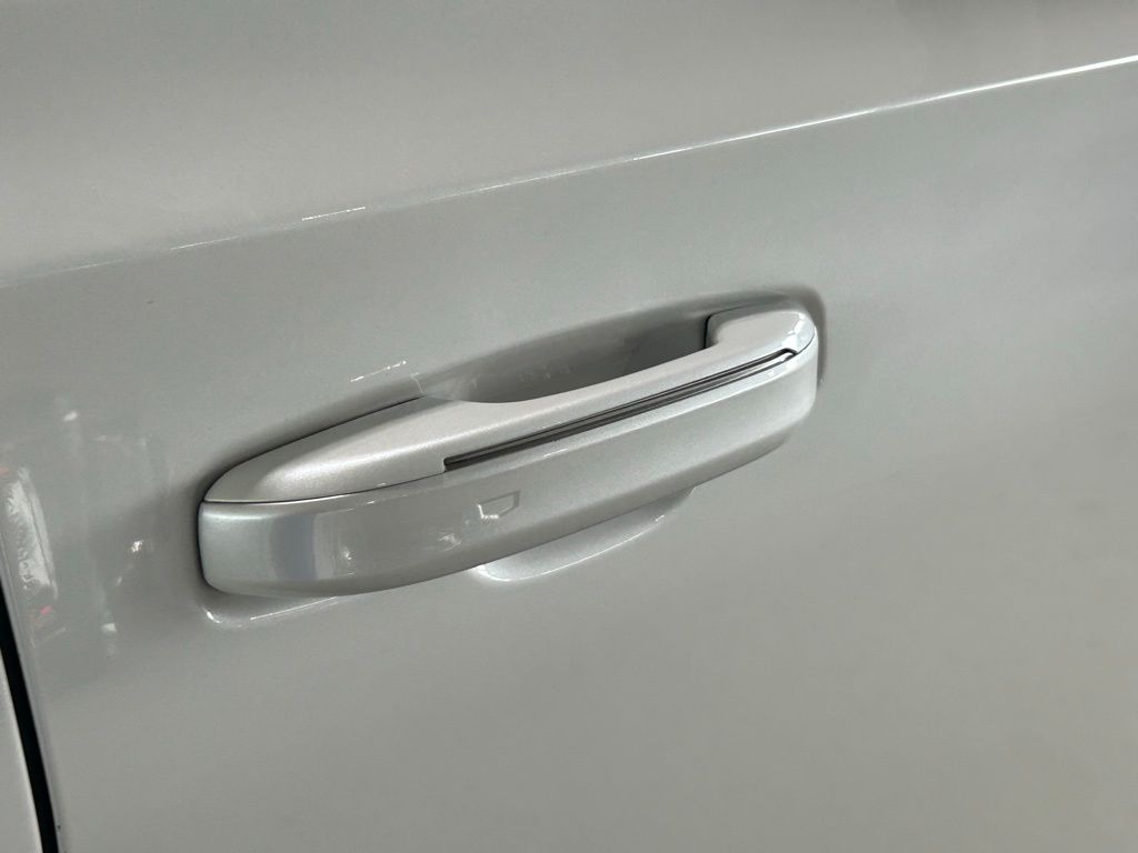 Used 2022 Crystal White Tricoat Cadillac Sport image 11