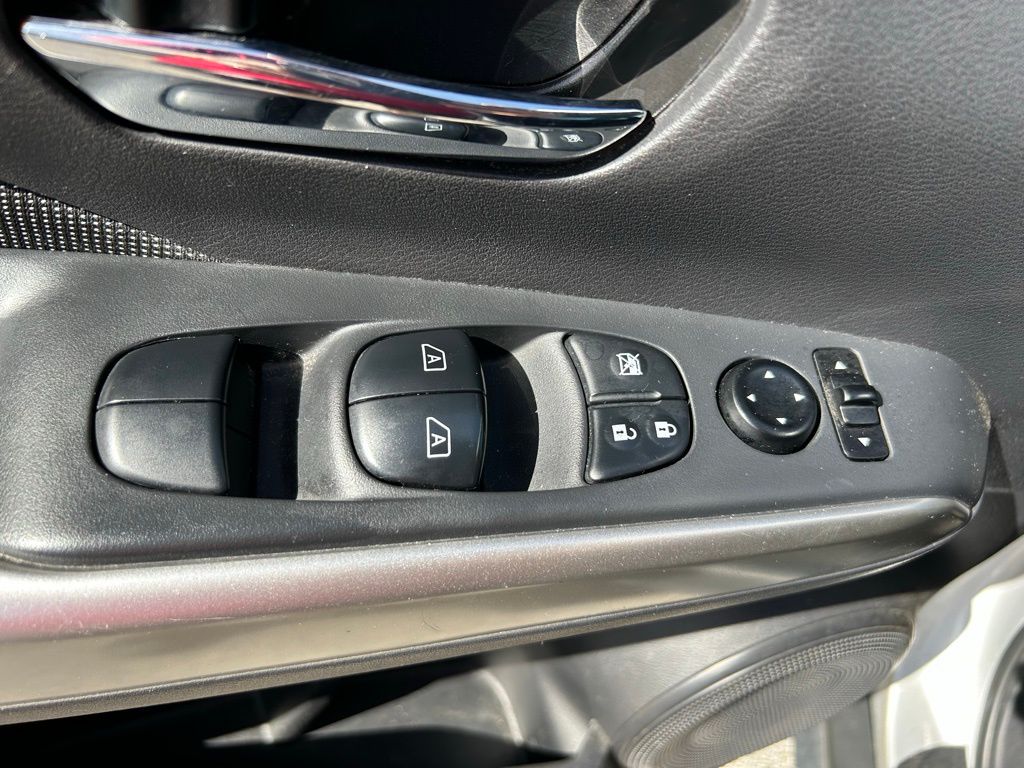Thumbnail: 2019 Nissan Kicks - 16