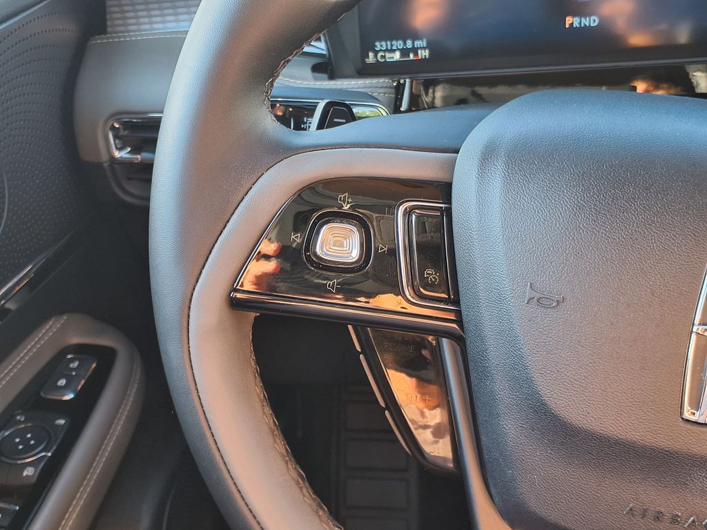 Used 2025 White Lincoln Premiere image 18