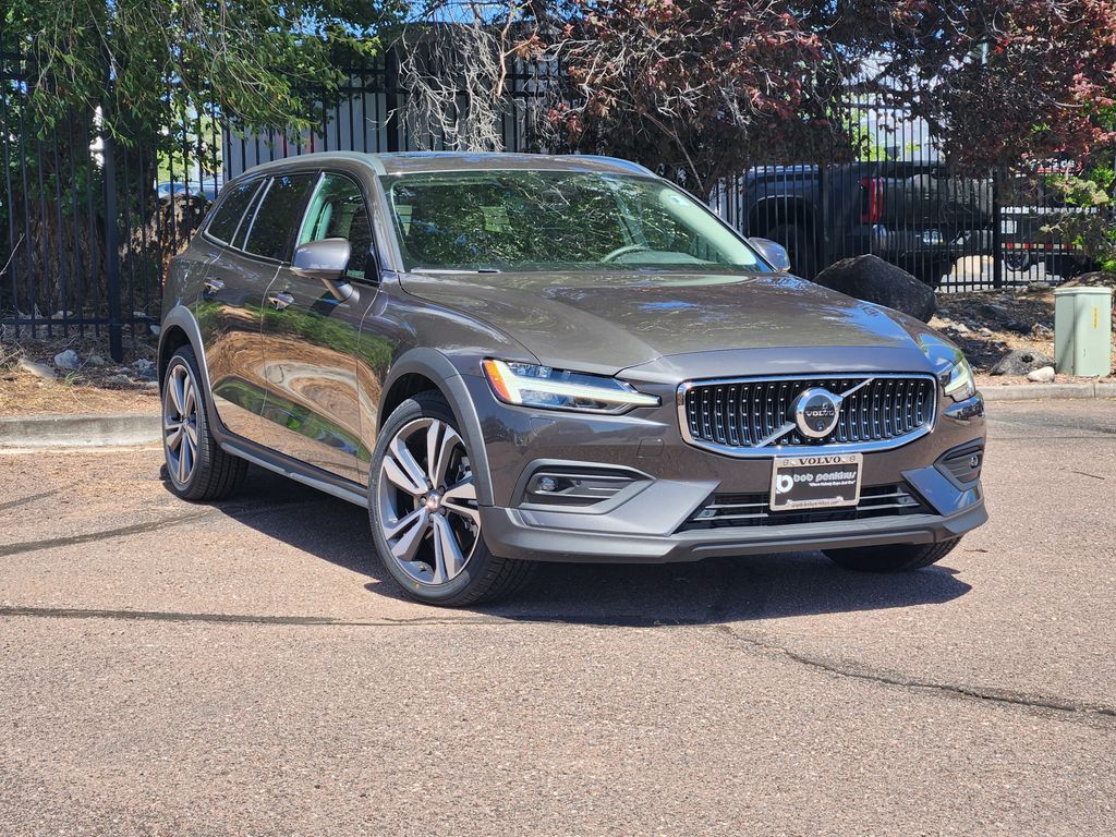 2025 Volvo V60 Cross Country B5 Plus