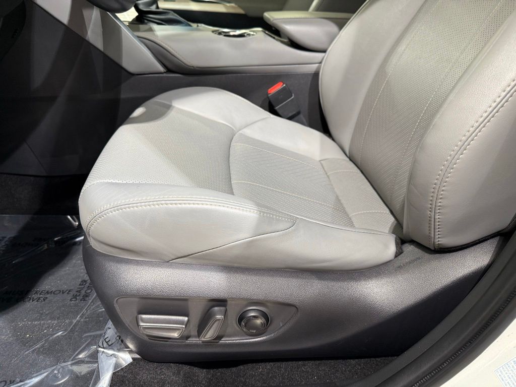 Thumbnail: 2021 Toyota Venza - 13