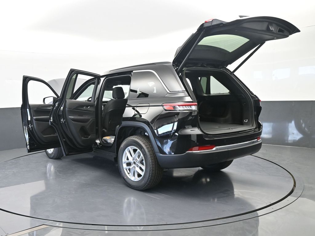 New 2026 Diamond Black Crystal Pearlcoat Jeep Laredo image 69