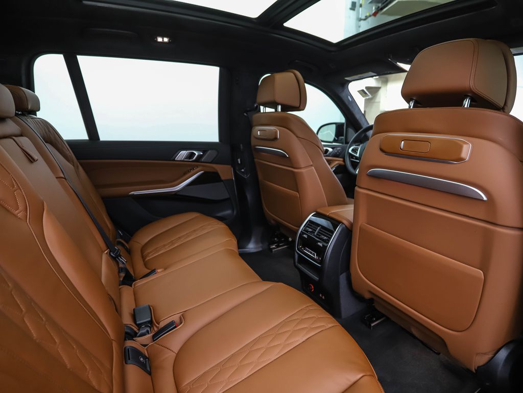 Thumbnail: 2026 BMW X7 - 32