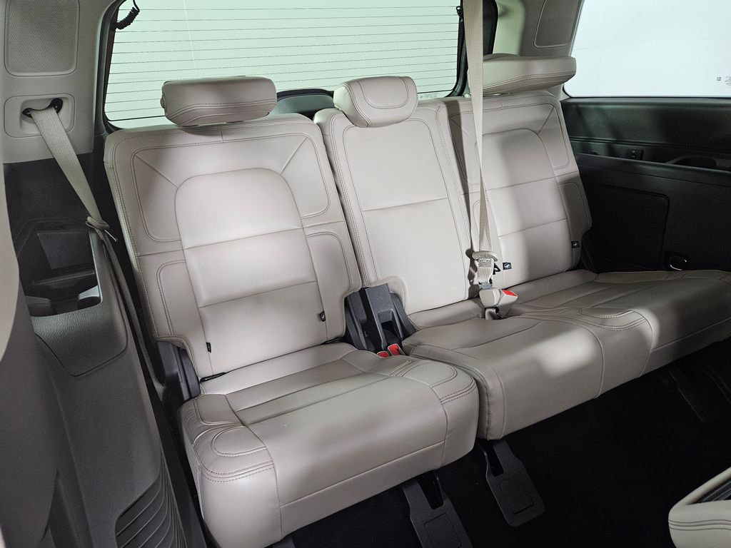 Thumbnail: 2022 Lincoln Navigator - 21