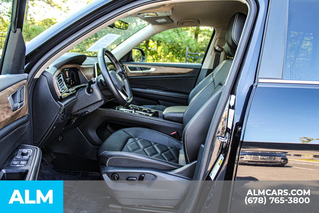 Used 2025 Black Volkswagen 2.0T SE w/Technology image 15