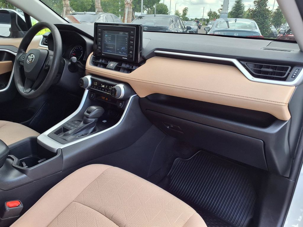 2022 Toyota RAV4 XLE - Photo 11