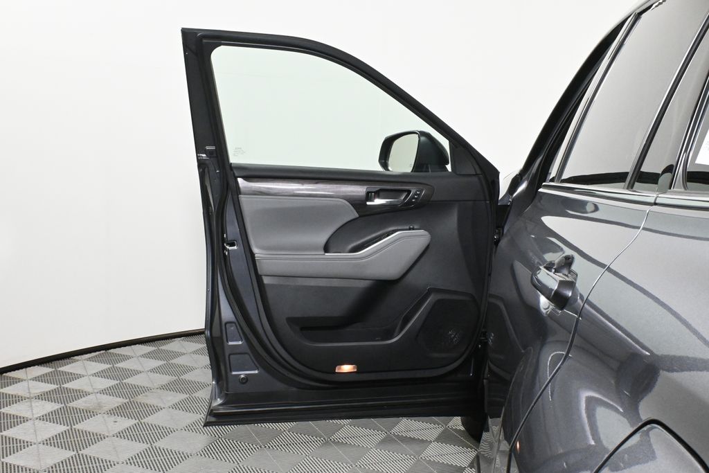 Thumbnail: 2021 Toyota Highlander - 31