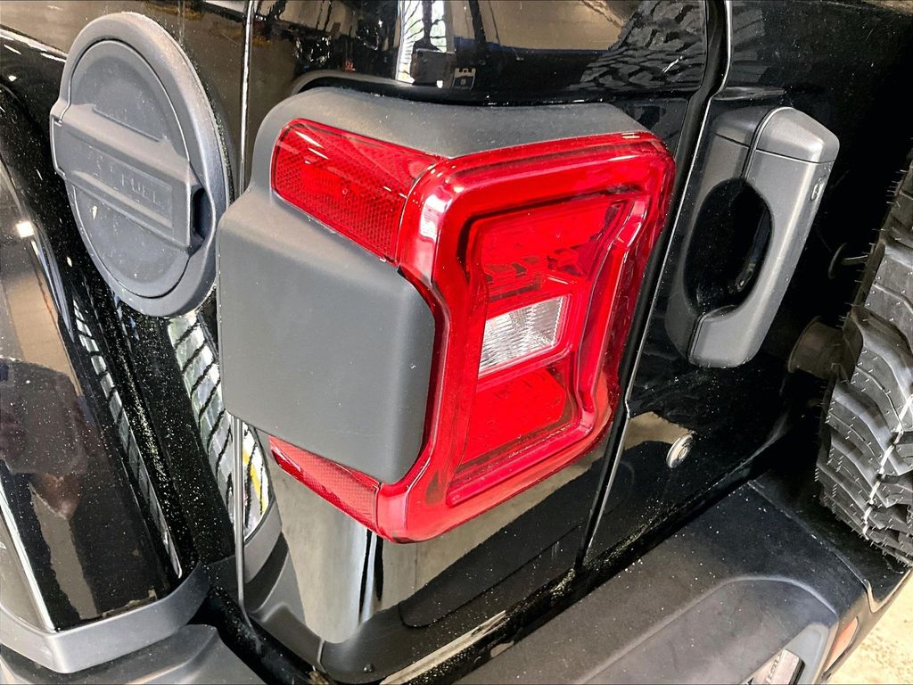 2020 Jeep Wrangler — photo 35