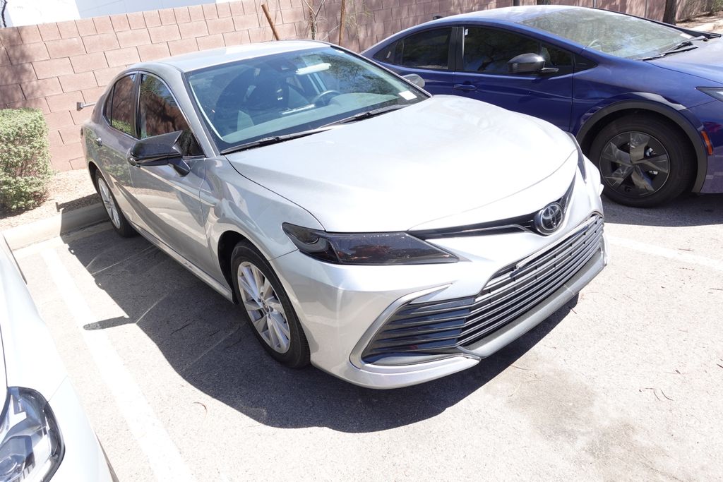 2024 Toyota Camry LE's photo