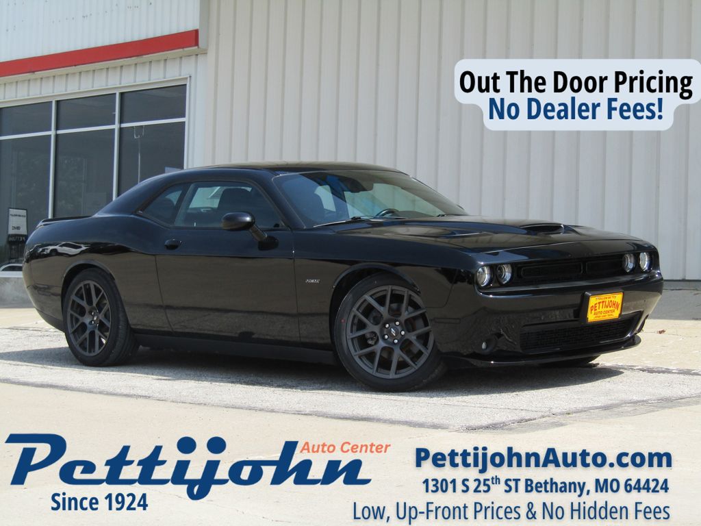 Pitch Black Clearcoat 2018 Dodge Challenger Coupe Rear-Wheel Drive 6-Speed Manual