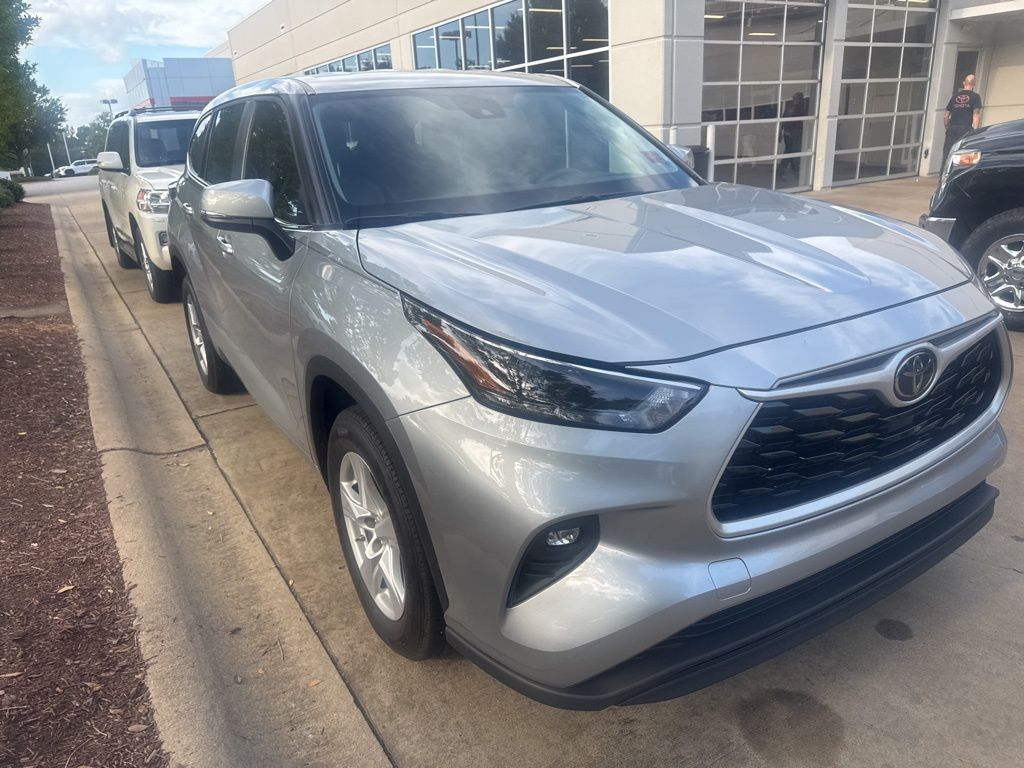 2023 Toyota Highlander LE photo 3