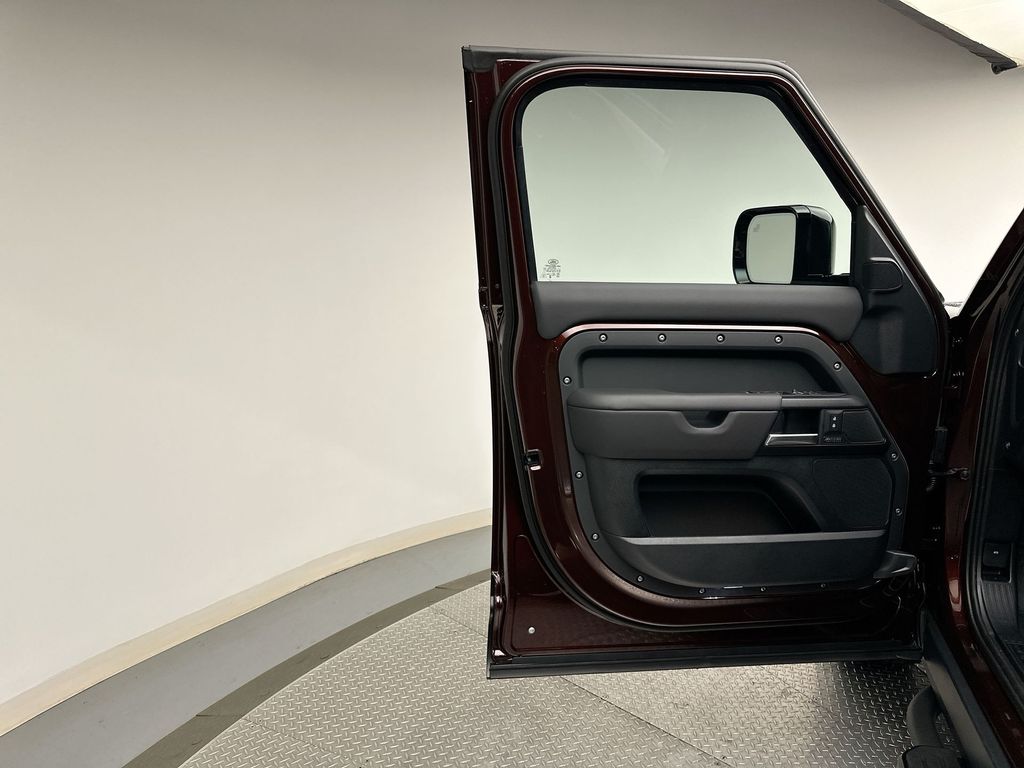 2025 Land Rover Defender 110 8