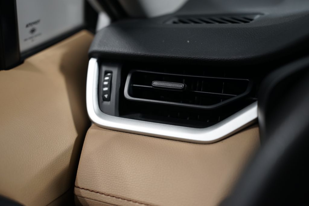 2020 Toyota RAV4 XLE 24