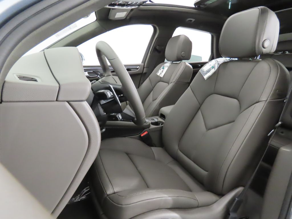 Thumbnail: 2026 Porsche Macan - 5