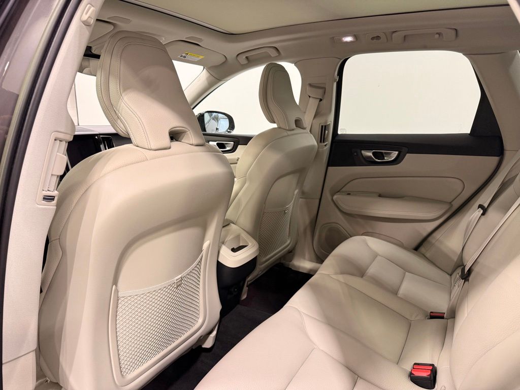 Thumbnail: 2023 Volvo XC60 - 20