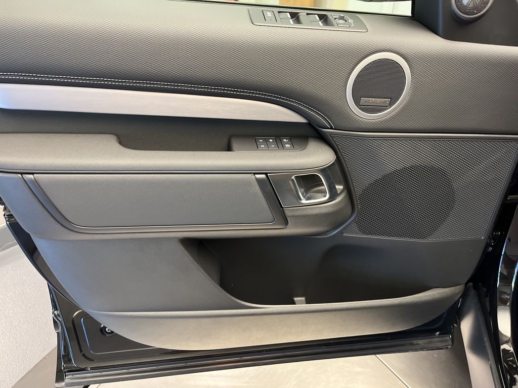 Thumbnail: 2026 Land Rover Discovery - 11