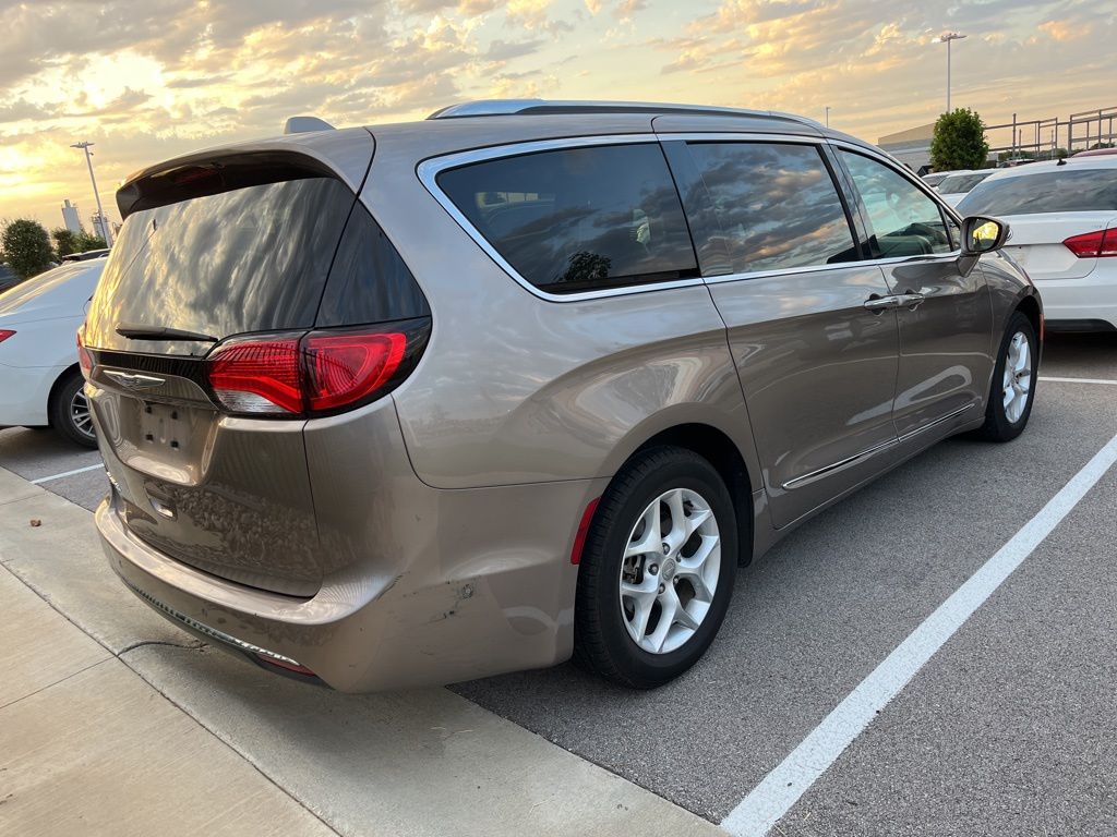 Thumbnail: 2018 Chrysler Pacifica - 3