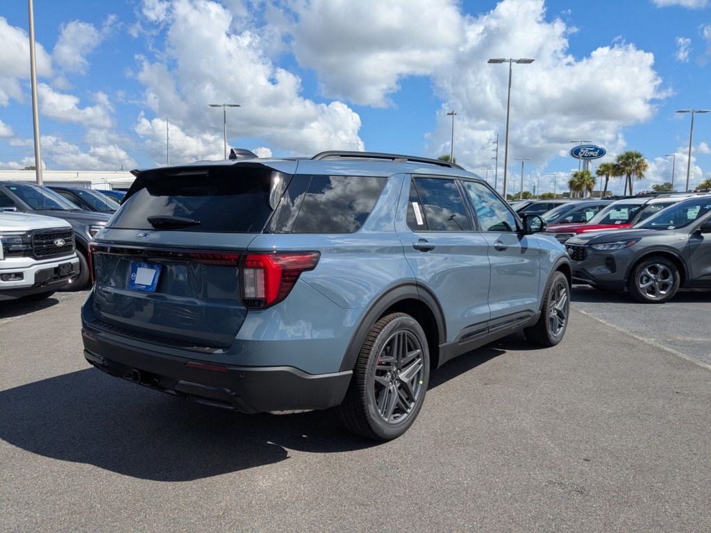 2025 Ford Explorer ST-Line