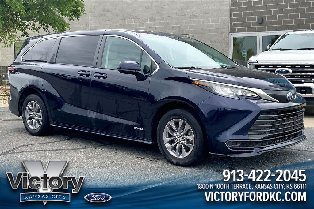 Blueprint 2021 Toyota Sienna LE 8-Passenger FWD Minivan Front-Wheel Drive Continuously Variable Transmission