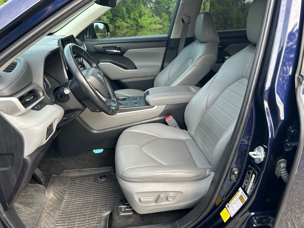 Thumbnail: 2023 Toyota Highlander - 16