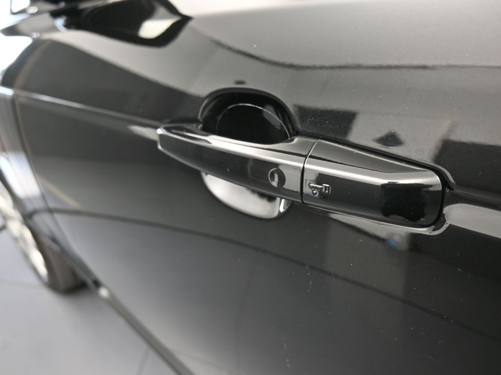 Used 2020 Black Land Rover HSE image 36