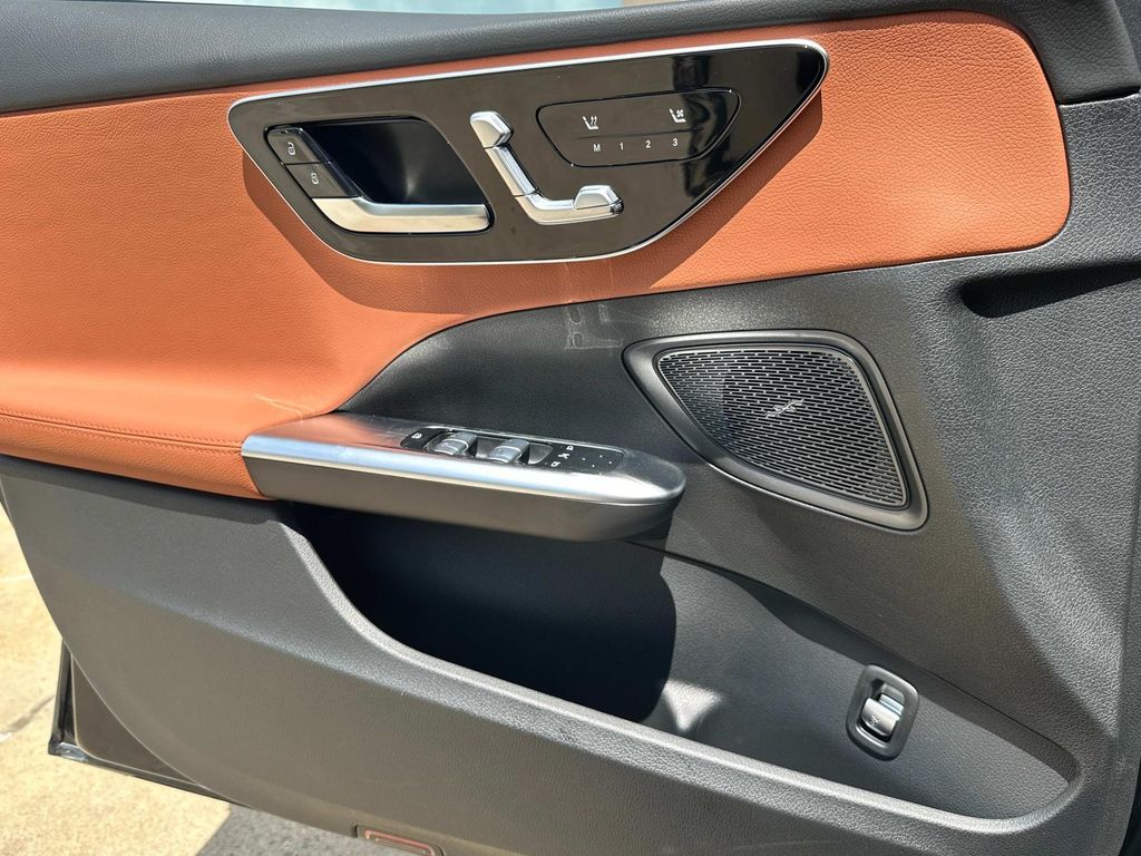 Thumbnail: 2025 Mercedes-Benz C-Class - 19