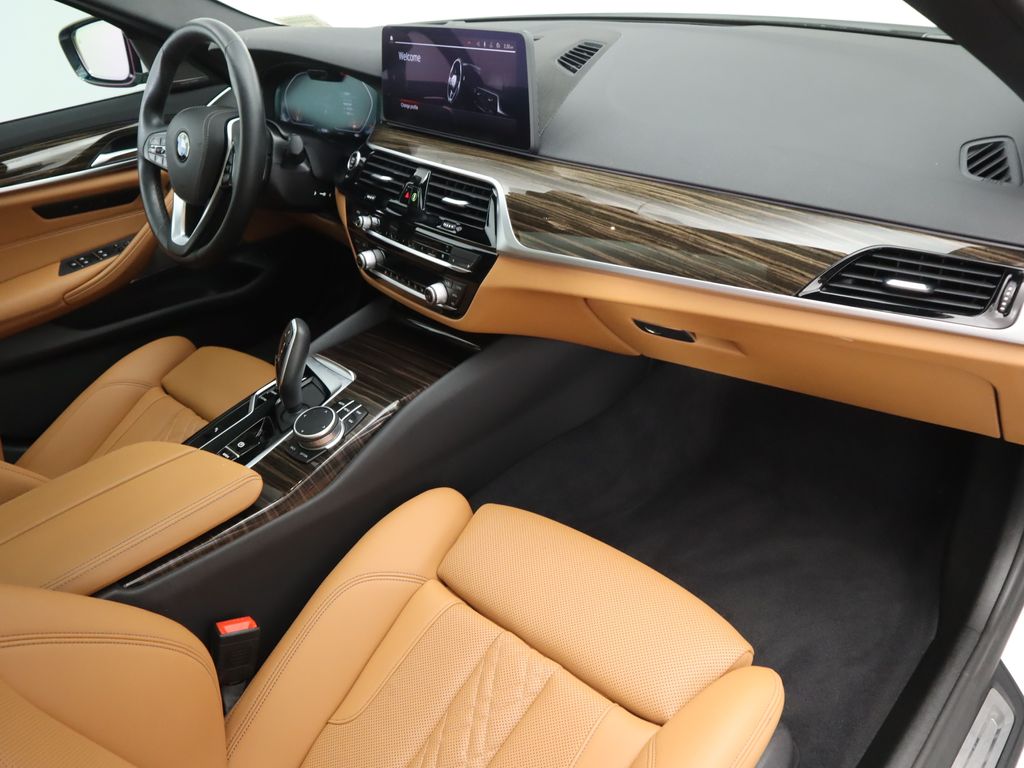 Thumbnail: 2022 BMW 5 Series - 18