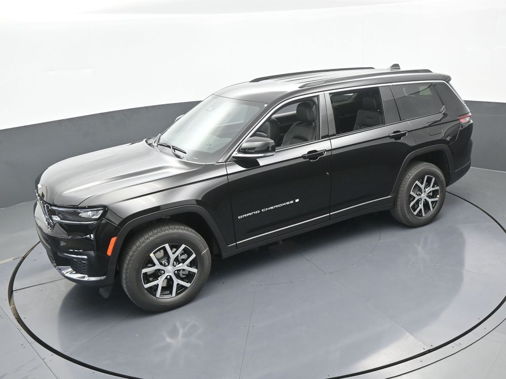 Used 2025 Diamond Black Crystal Pearlcoat Jeep Limited image 43