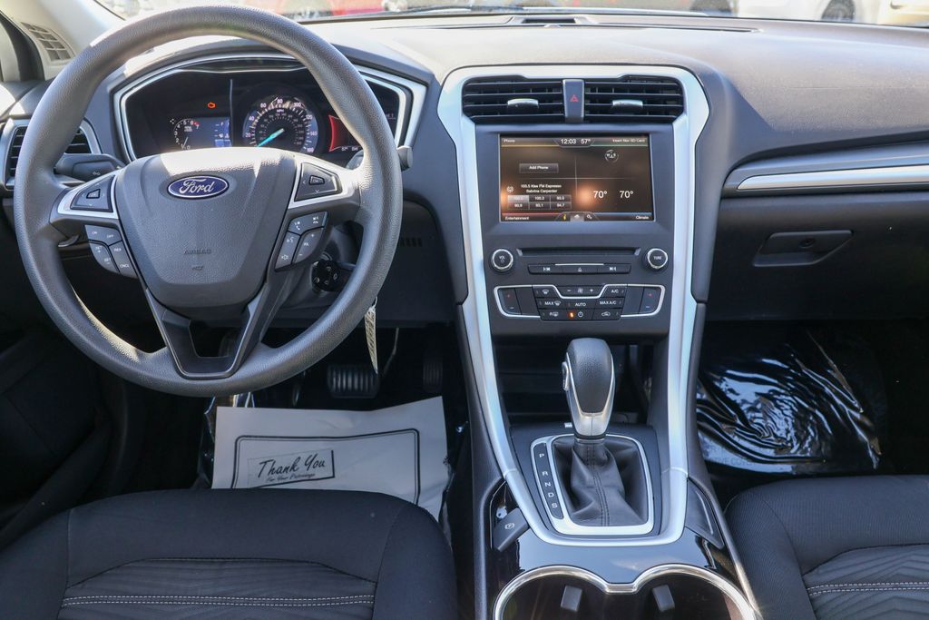 2016 Ford Fusion SE 30