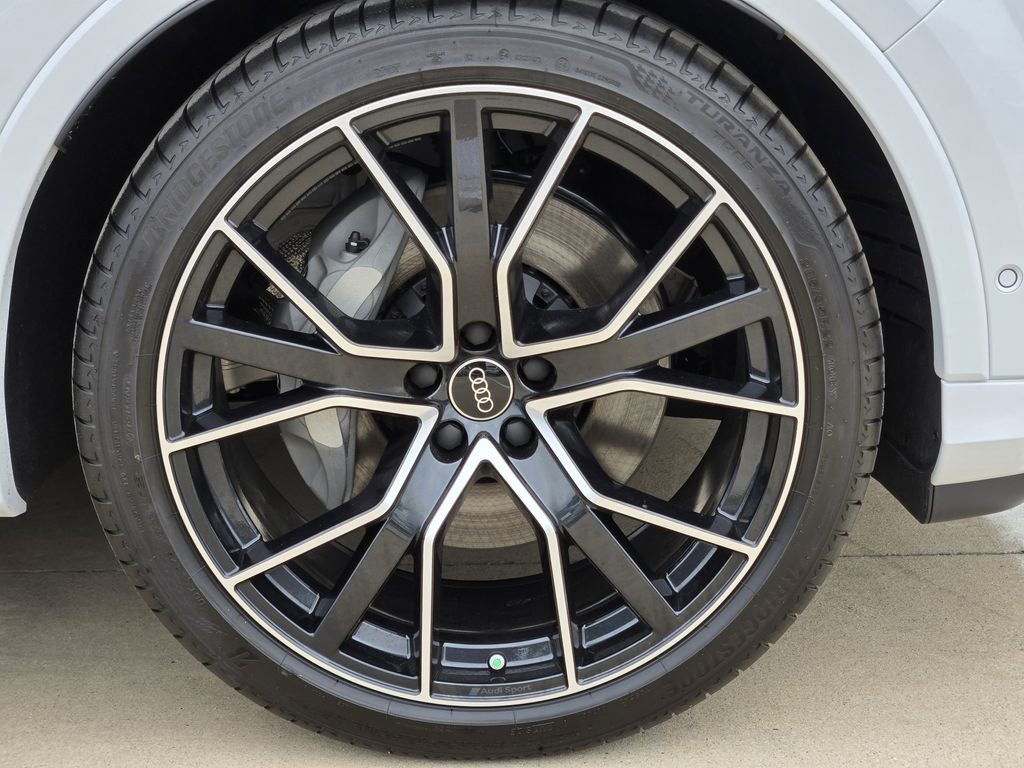 new 2025 Audi Q7 car, priced at $78,895