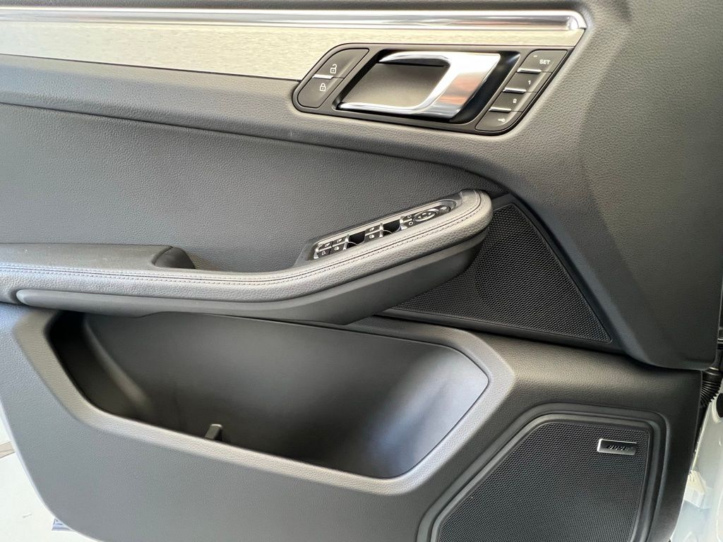 Thumbnail: 2026 Porsche Macan - 19