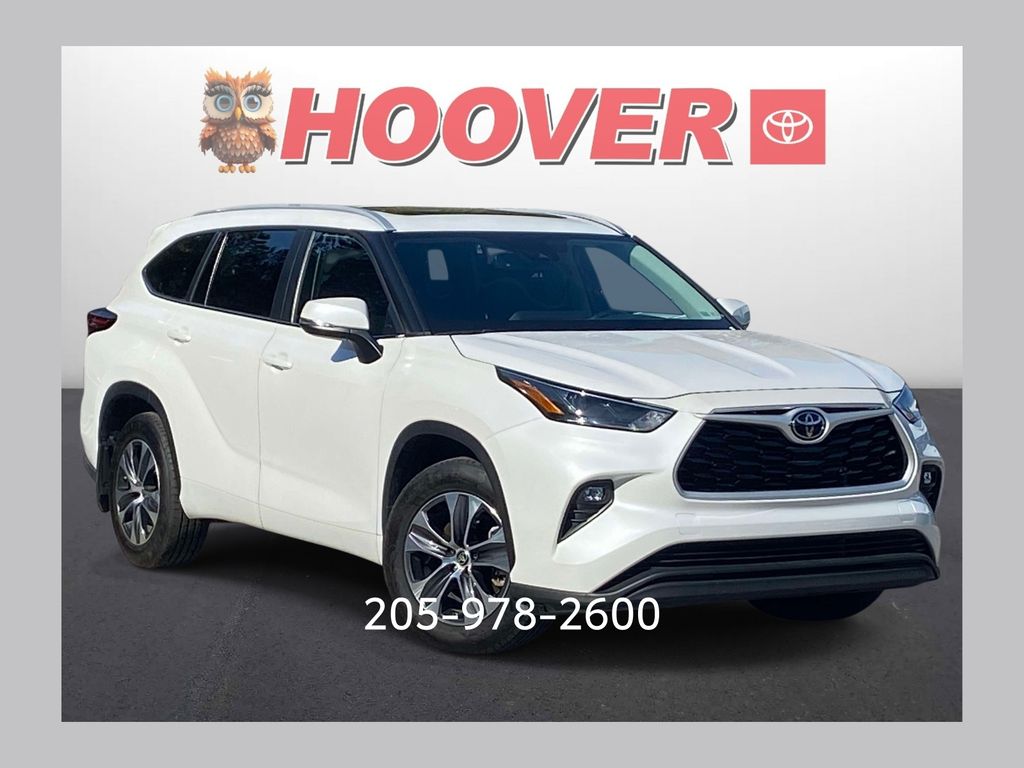 White (Wind Chill Pearl) 2024 Toyota Highlander XLE FWD SUV / Crossover Front-Wheel Drive 8-Speed Automatic