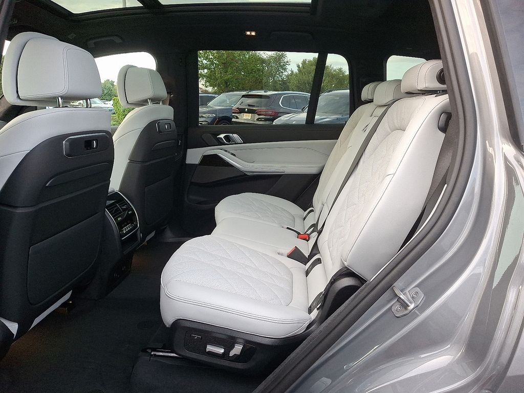 Thumbnail: 2026 BMW X7 - 5
