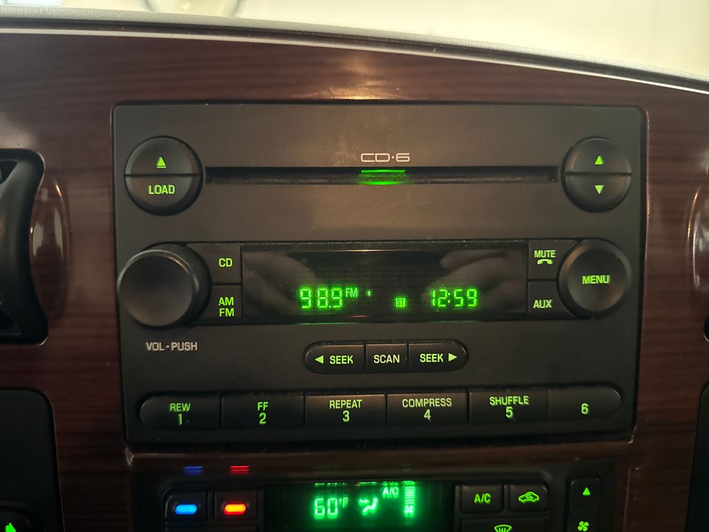 Used 2005  Ford Lariat image 25