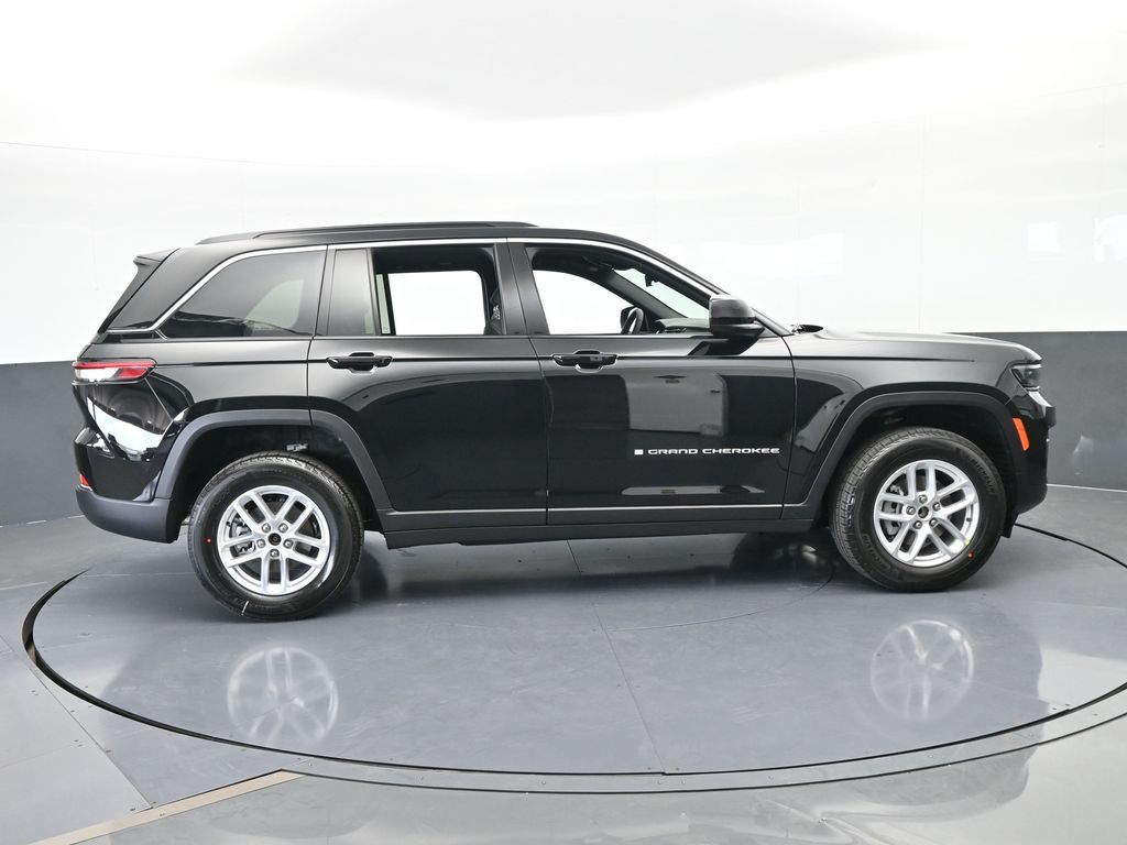 New 2026 Diamond Black Crystal Pearlcoat Jeep Laredo X image 7